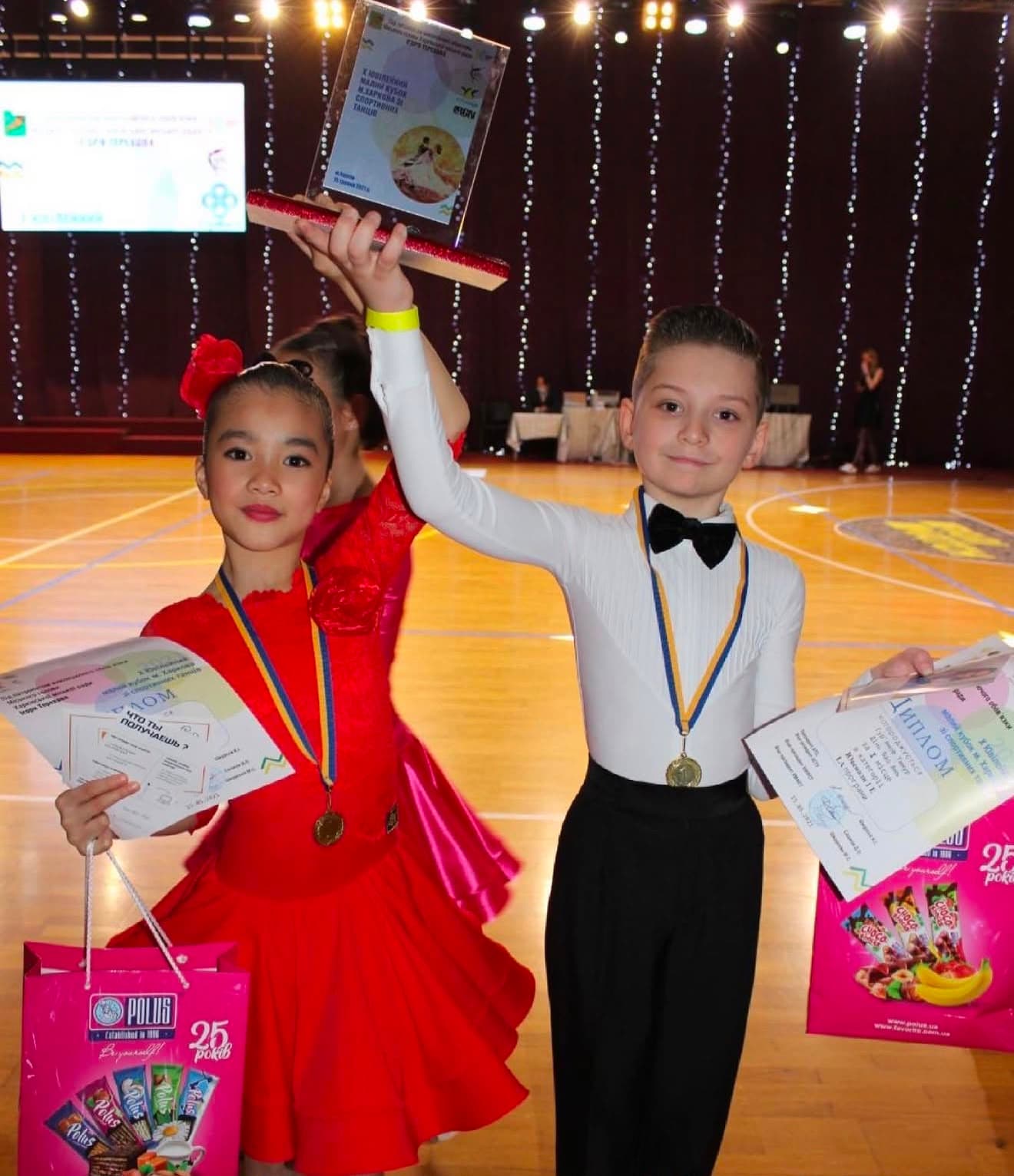 Kinder mit Goldmedaillen und Diplom nach dem Turniersieg
